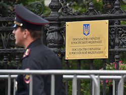 Девушке помешали повеситься на заборе украинского посольства