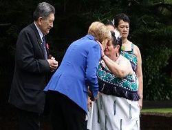 Меркель потерлась носом с аборигеном