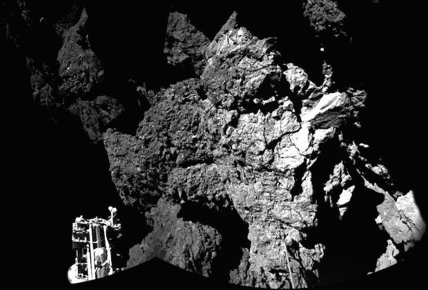 Зонд Philae передал первый снимок с поверхности кометы