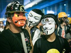В Гонконге возобновились столкновения с полицией