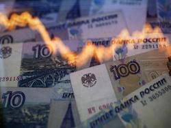 Рубль дешевеет вслед за падением Brent ниже $79,5