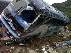 В Эквадоре автобус рухнул в ущелье, 15 погибших