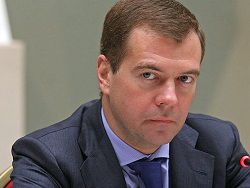 Медведев поручил упростить обследование для будущих водителей