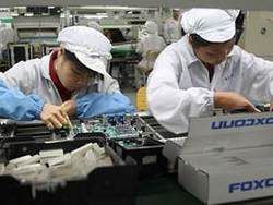 Foxconn заменит своих работников роботами