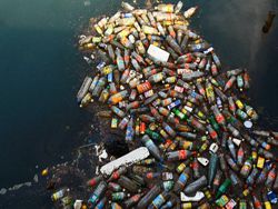 Пластиковый мусор садится на морское дно