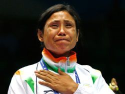 Женщину-боксера дисквалифицировали за отказ получить медаль