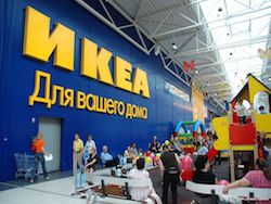 СМИ: в Новосибирске охранник IKEA избил клиентку из-за тележки