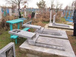 Кубанские школьники 9 и 11 лет устроили погром на кладбище