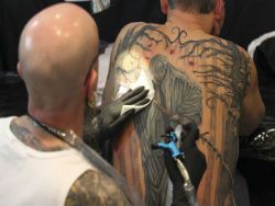 В Канаде изобрели крем для удаления татуировок