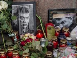 Песков: вопрос мемориала Немцова на мосту решит город