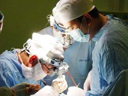 Ведущему детскому нейрохирургу Украины сломали руки