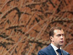 Медведев потребовал срочно выплатить аграриям субсидии
