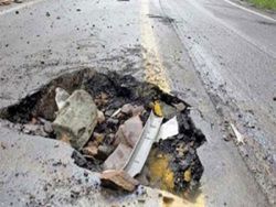 Автолюбители Приморья засыпали дорожную яму деньгами