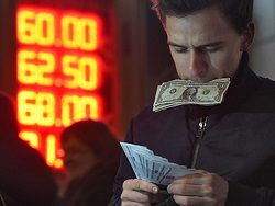 Россияне начали продавать валюту впервые за два года