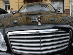 У преподавателя вуза в Москве отобрали Mercedes в счет долга