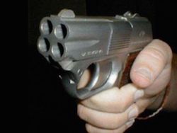 Мальчик выстрелил себе в лоб, играя с пистолетом при родителях