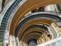 В Шанхае запустили крупнейший в мире спиралевидный эскалатор
