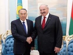Назарбаев благодарит Лукашенко за ускорение создания ЕАЭС