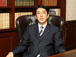 Японский премьер не желает посещать Москву 9 мая
