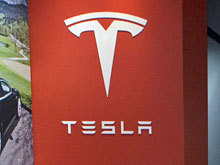 Третья версия электрородстера Tesla  выйдет на рынок  летом