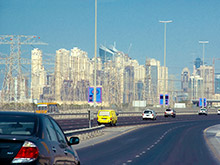 В  Арабских Эмиратах автомобилистам запретили выбрасывать мусор на дорогу, плевать из окон  тоже нельзя