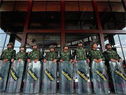 Король Таиланда отменил военное положение в стране