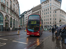 Десятки людей в Лондоне дружно подняли двухэтажный автобус, спасая моноциклиста (ВИДЕО)