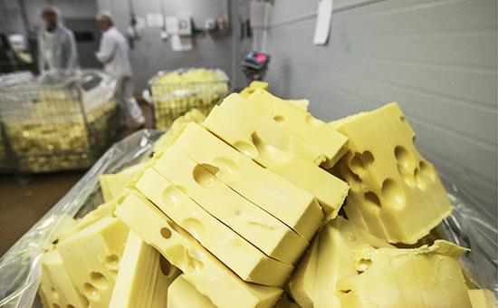 Россельхознадзор разрешил двум украинским заводам ввозить сыр в Россию