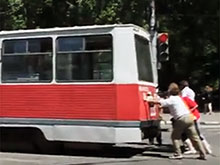 Отключения трамваев саратовцам не страшны - граждане готовы толкать их руками  (ВИДЕО)