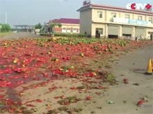 Грузовик в Китае рассыпал  30 тонн арбузов (ВИДЕО)