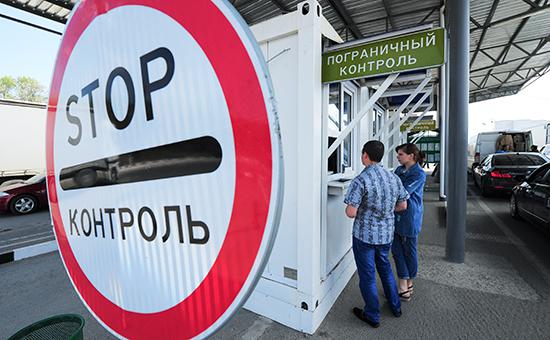 Киев разрешил грузовикам с товарами проезжать в Крым