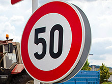 Сенаторы предлагают ограничить скорость движения автомобилей в российских городах