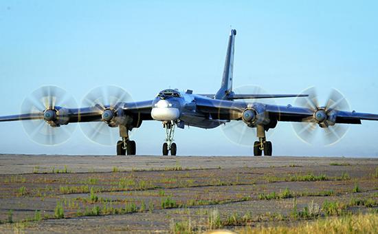 В результате крушения бомбардировщика Ту-95 погиб член экипажа