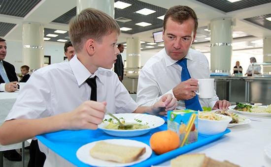 Медведев разрешил уничтожать санкционные продукты «любым способом»