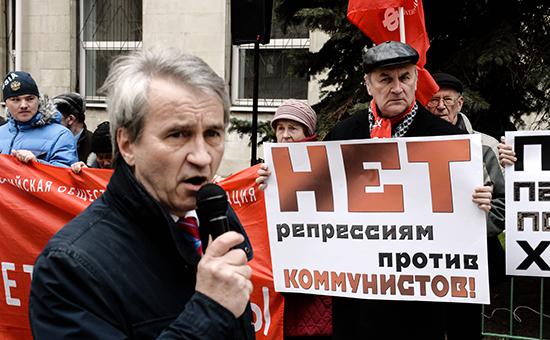 Коммунистам запретили заниматься политикой на Украине