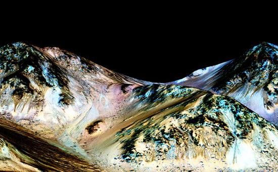 NASA нашло свидетельства наличия жидкой воды на Марсе
