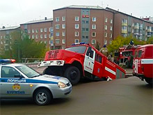 В Улан-Удэ под землю провалился пожарный автомобиль