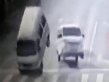 Дорожный чистильщик устроил в Китае  странное ДТП 