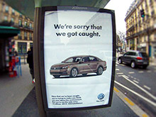 Художники высмеяли Volkswagen на плакатах в Париже