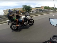 Мотоциклиста в Бразилии попытались обворовать  на скорости 150 км/час (ВИДЕО)
