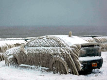 Автомобилист, припарковавший машину на берегу озера в Нью-Йорке,  не смог  на утро извлечь ее  из ледяного панциря (ФОТО)