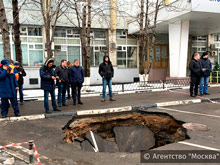 Две припаркованные иномарки провалились под землю в Москве