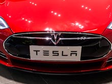В Казахстане  не пропустили колонну электромобилей Tesla  - чтобы не портили экологию