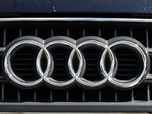 В США 23-летняя женщина за рулем Audi Q5 вылетела с 4 этажа многоуровневой парковки (ВИДЕО)