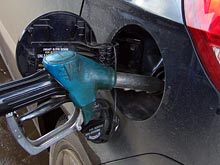 Швейцарцам теперь выгодно заправляться за границей: на родине низким ценам на бензин мешают налоги