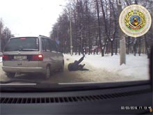 Белорусский милиционер заслонил собой  школьника  от автомобиля    (ВИДЕО)