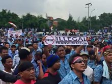 В столице  Индонезии таксисты заблокировали улицы, протестуя против Uber