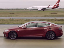 В аэропорту Мельбурна устроили гонки  электроседана Tesla и самолета  Boeing: победила дружба (ВИДЕО)