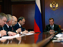 Медведев рассказал, как  лично ездит по российским  дорогам, чтобы 