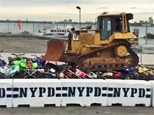 Полиция Нью-Йорка уничтожила бульдозерами   десятки    мотоциклов местных  